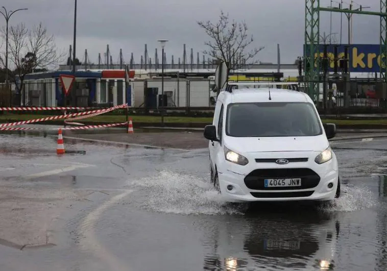 La lluvia complica el tráfico en Bizkaia y obliga a cortar la BI-735 en Erandio por balsas de agua